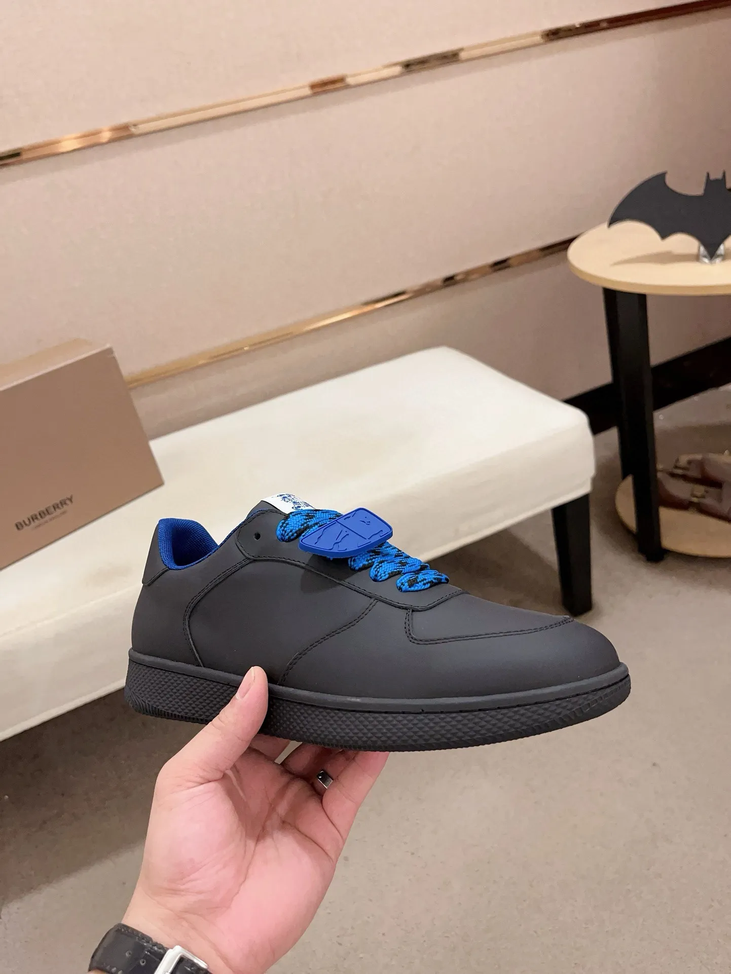 Men's shoes 💰: 560💰🇮🇹🇮🇹The counters are synchronized with Burberry's top purchasing agents🔍🔍Synchronized sales. Positive code number: 38-44. Italian imported cowhide, fully imported sheepskin lining, sole: original sole provided by the original factory, exclusive movable molded sole, super comfortable, original factory follow-up order, 🔍🔍high quality, you can enter and leave the counter at will, welcome to compare (45 yuan for customization, no return or exchange)